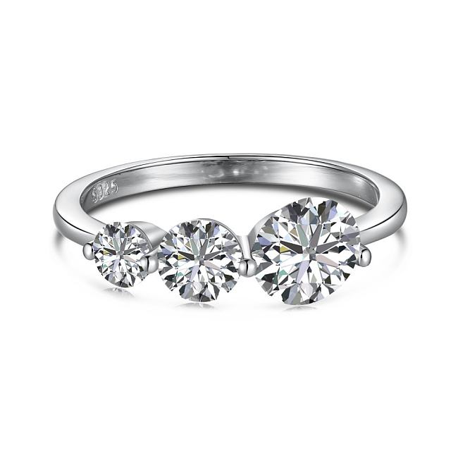 Elegante anillo con banda de racimo de circonitas