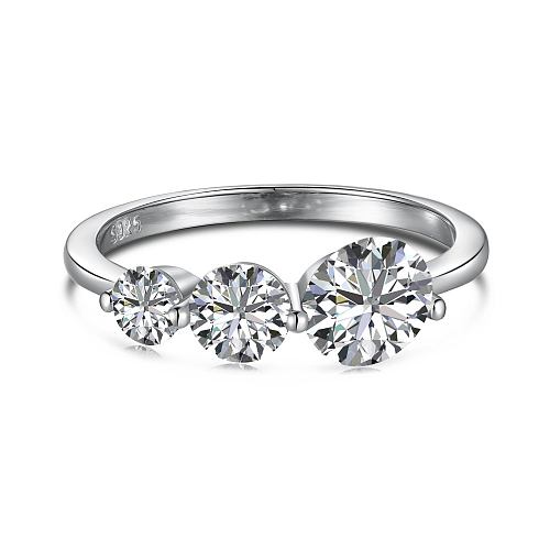 Elegante anillo con banda de racimo de circonitas