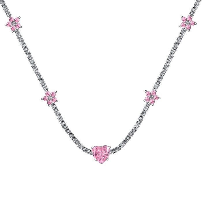 Un collier de tennis avec pendentif en forme de cœur et de fleur en zircone