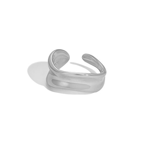 Elegante anillo de dedo curvado irregular