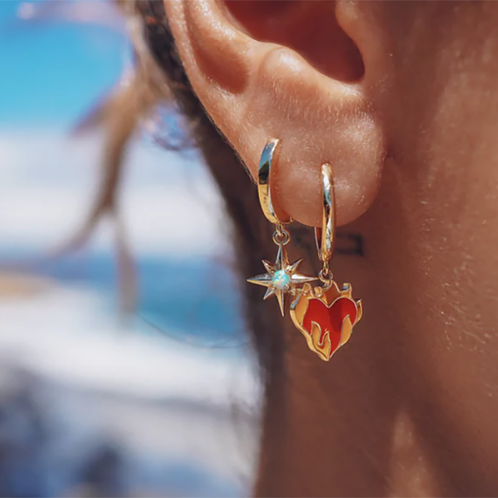 Boucle d'oreille créole en forme de cœur et de flamme en émail argenté