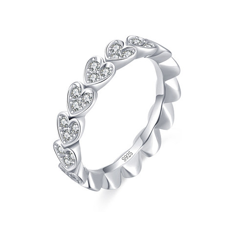 Anillo apilable con circonitas y corazones brillantes