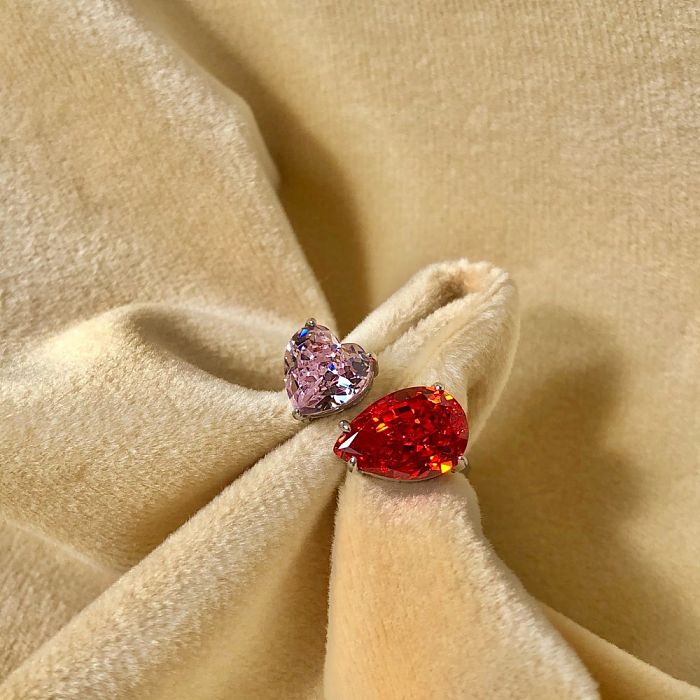 Anillo de dedo de lujo con circonita en forma de pera y corazón rosa