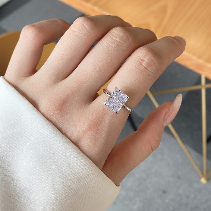 Bague solitaire élégante en zircone taille radiante