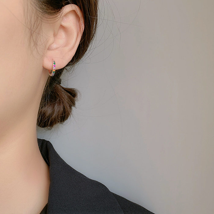 Boucles d'oreilles créoles en argent sterling avec zircones arc-en-ciel