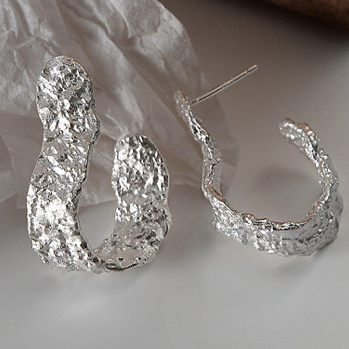 Boucle d'oreille à tige à texture de papier d'aluminium brut