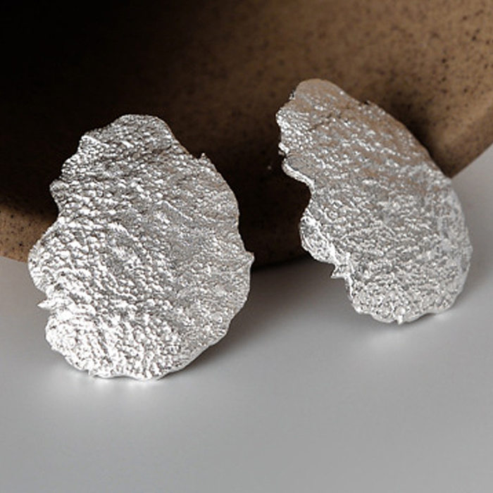 Boucle d'oreille à tige à texture irrégulière en papier d'aluminium