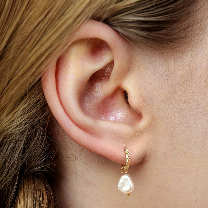 Boucle d'oreille créole en argent et zircone cubique avec perles