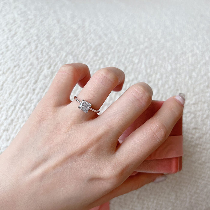 Um anel solitário de noivado de zircônia com corte de princesa