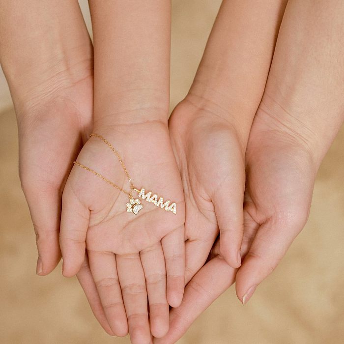 Halskette mit Fußabdruck „MaMa“-Buchstaben und Zirkonia