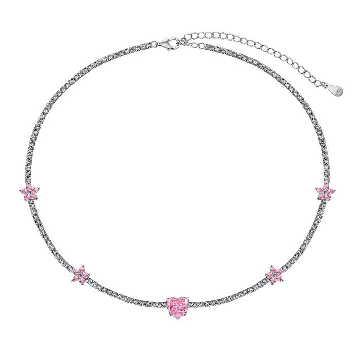 Eine Tennis-Halskette mit Zirkonia-Blumen-Herz-Anhänger