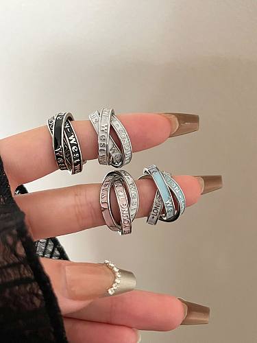 Anéis banhados a prata com letras casuais de cobre esmaltado