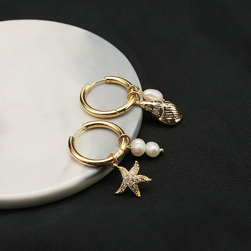 1 paire de boucles d'oreilles rétro en cuivre plaqué or 18 carats, streetwear de plage rétro, étoile de mer, conque, perles d'eau douce