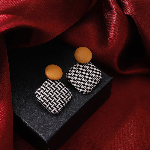 1 paire de boucles d'oreilles pendantes en cuivre à impression carrée de style simple
