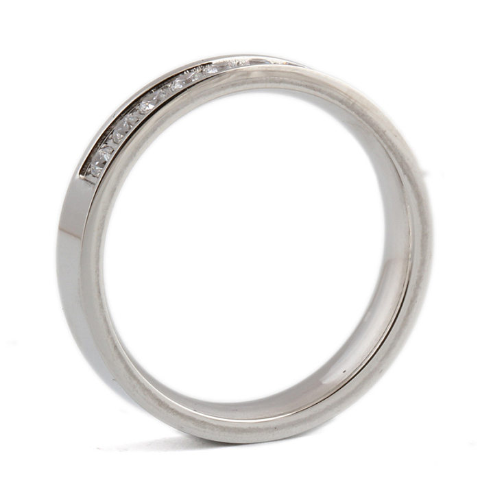 Anéis redondos de zircão com incrustações de aço de titânio de estilo simples