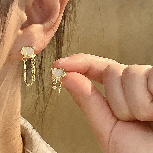 1 Paar schlichte, herzförmige, plattierte Ohrhänger aus Kupfer mit Opal