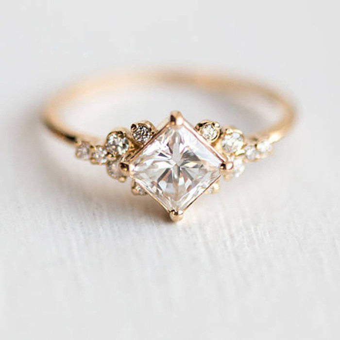 Novo anel de noivado banhado a ouro de cobre com zircônia de diamante quadrado embutido