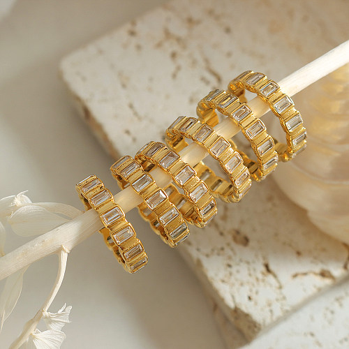 Luxuosos e brilhantes anéis banhados a ouro de zircônia 18K com chapeamento de aço de titânio redondo