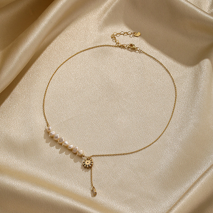 Collar chapado en oro de 14 quilates con circonita y perlas de agua dulce con incrustaciones de cobre y flores de estilo simple