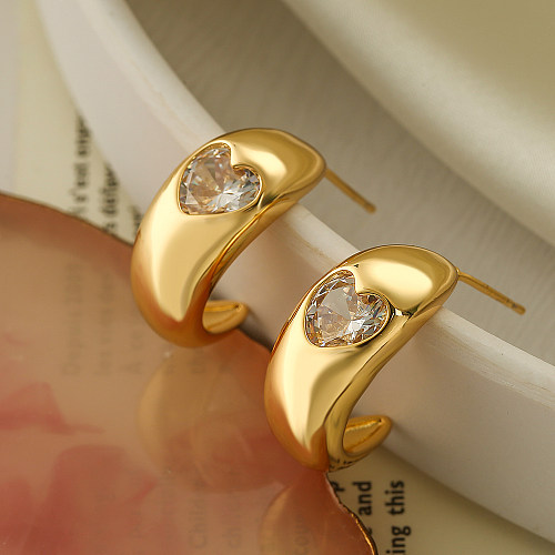 زوج واحد من ترصيع الأذن مطلي بالذهب عيار 1 قيراط، بتصميم بسيط، على شكل قلب، مرصع بالنحاس والزركون