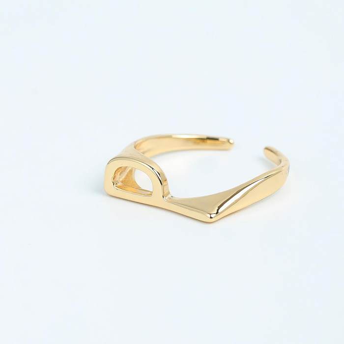 Anéis banhados a ouro com letras de estilo simples