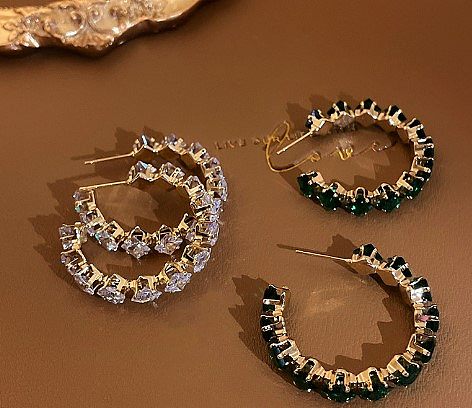 1 par de pendientes de diamantes de imitación con incrustaciones de cobre chapado en rombo de estilo simple