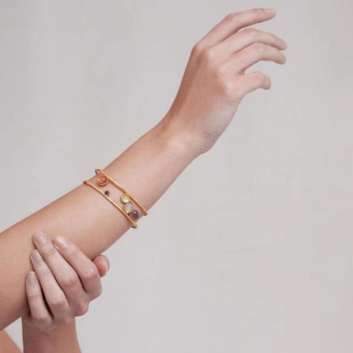 Bracelet rond en cuivre avec incrustation de pierres précieuses artificielles pour dame élégante