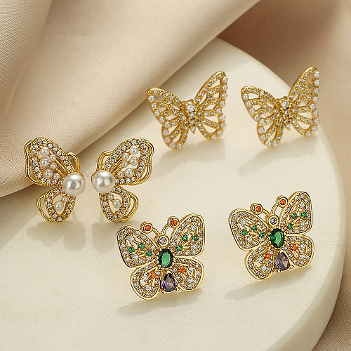 1 paire de clous d'oreilles plaqués or 18 carats, Style Simple, incrustation de placage papillon, perles artificielles en cuivre et Zircon