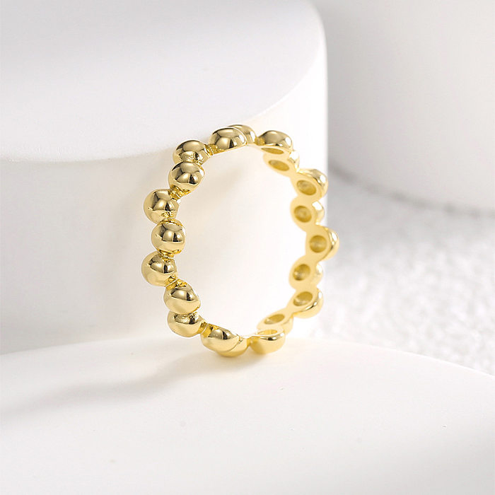 Vergoldete Ringe im schlichten geometrischen Stil mit Kupferbeschichtung