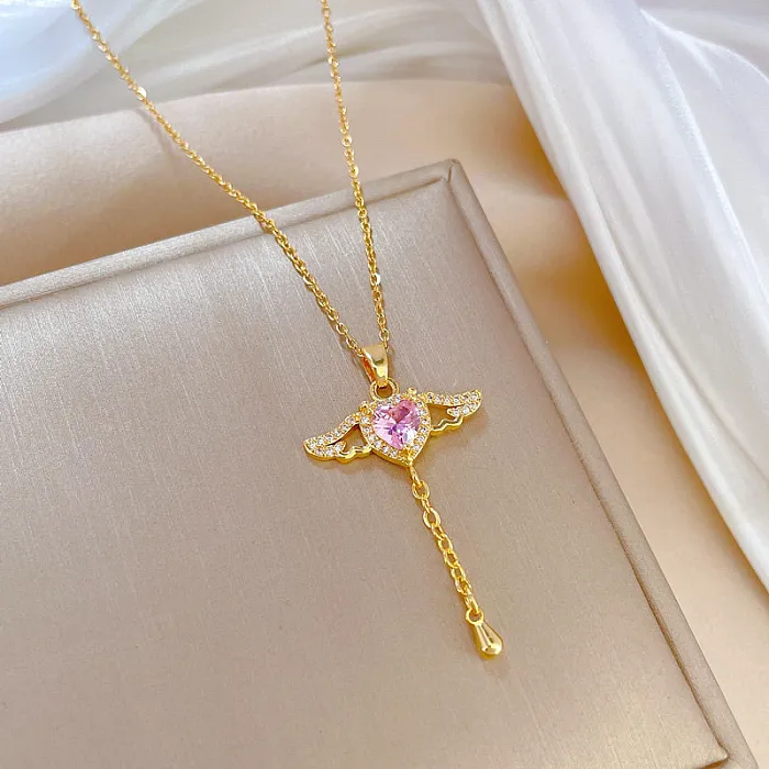 Collar con colgante de circonita con incrustaciones de cobre y acero inoxidable con alas en forma de corazón elegante