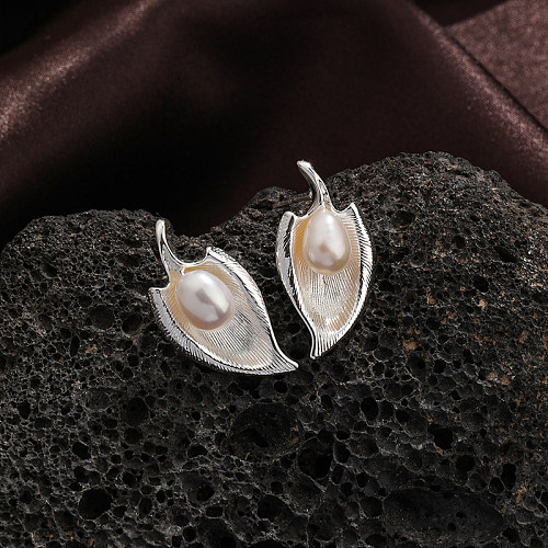 1 par de pendientes chapados en plata con perlas de agua dulce y cobre con incrustaciones de hojas de estilo Simple