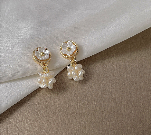 1 par de pendientes colgantes de cobre con perlas de agua dulce chapados en flores de estilo japonés