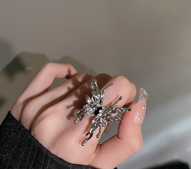 Offener Ring mit Schmetterlingsverkupferung und Inlay aus künstlichem Kristall im coolen Stil