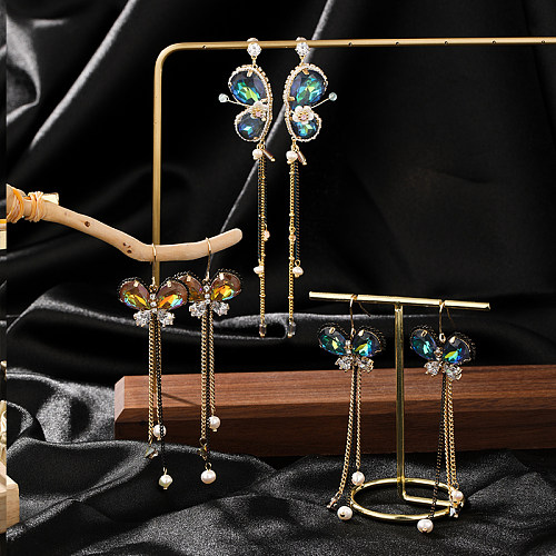 1 paire de boucles d'oreilles pendantes plaquées or 14 carats avec incrustation de papillon en cristal de cuivre et perle d'eau douce en zircon de style vintage et simple de style romain