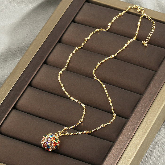 Collar chapado en oro de 18 quilates con incrustaciones de cobre redondo brillante en forma de C