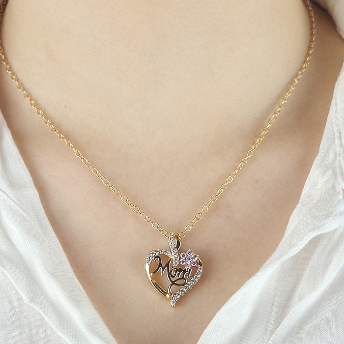 Collar chapado en oro con circonita y incrustaciones de cobre con forma de corazón y letra MAMA