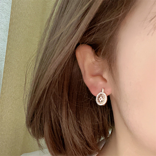1 paire de boucles d'oreilles ovales, Style Simple et décontracté, incrustation ajourée en cuivre et Zircon plaqué or