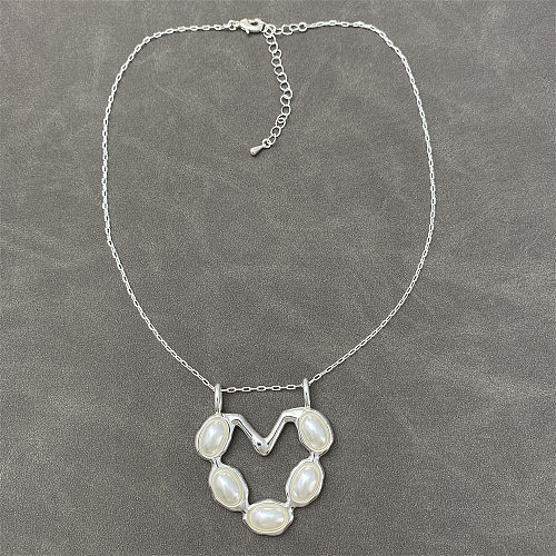 Collar con colgante de corazón de perlas con diseño de interés especial japonés y coreano, cadena de clavícula fría de alta calidad que combina con todo, elegante y sencilla para mujer