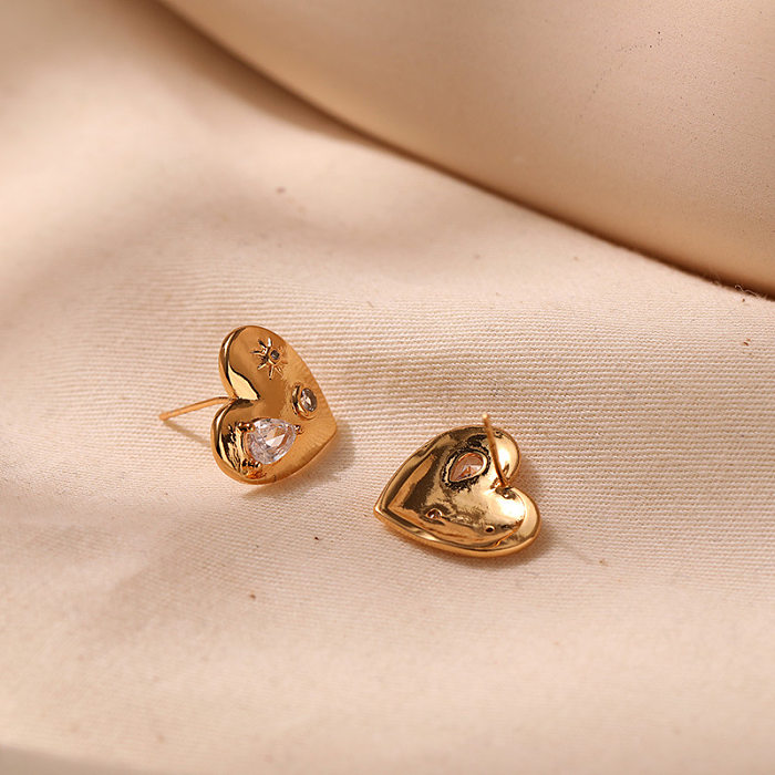 1 Paar elegante Damen-Ohrstecker in Herzform mit Inlay aus Kupfer und Zirkon, 18 Karat vergoldet