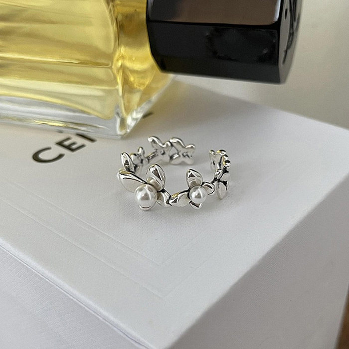 Elegante einfarbige offene Ringe mit Blumenverkupferung und Inlay aus künstlichen Perlen