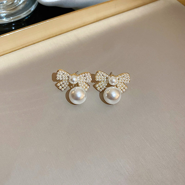 1 par de pendientes colgantes de circonita con perlas de cobre y metal con incrustaciones de nudo y lazo con letras elegantes