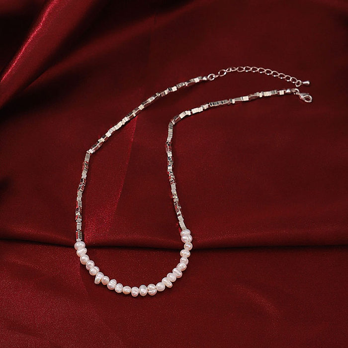 Einfache versilberte Halskette mit unregelmäßiger Kupferperlenbeschichtung