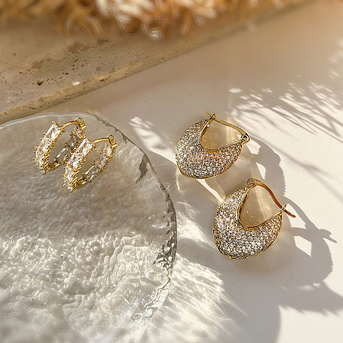 1 par de brincos elegantes luxuosos e brilhantes em forma de V revestidos ocos com zircônia de cobre banhado a ouro 18K