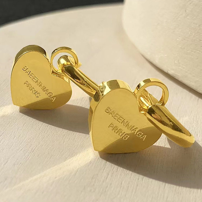 زوج واحد من الأقراط المتدلية المصنوعة من النحاس المطلي بالذهب عيار 1 قيراط بتصميم بسيط على شكل قلب