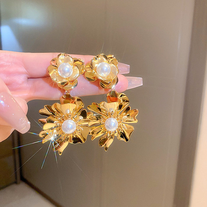 1 par de pendientes de perlas de diamantes de imitación de cobre con incrustaciones de mariposas y flores en forma de corazón retro