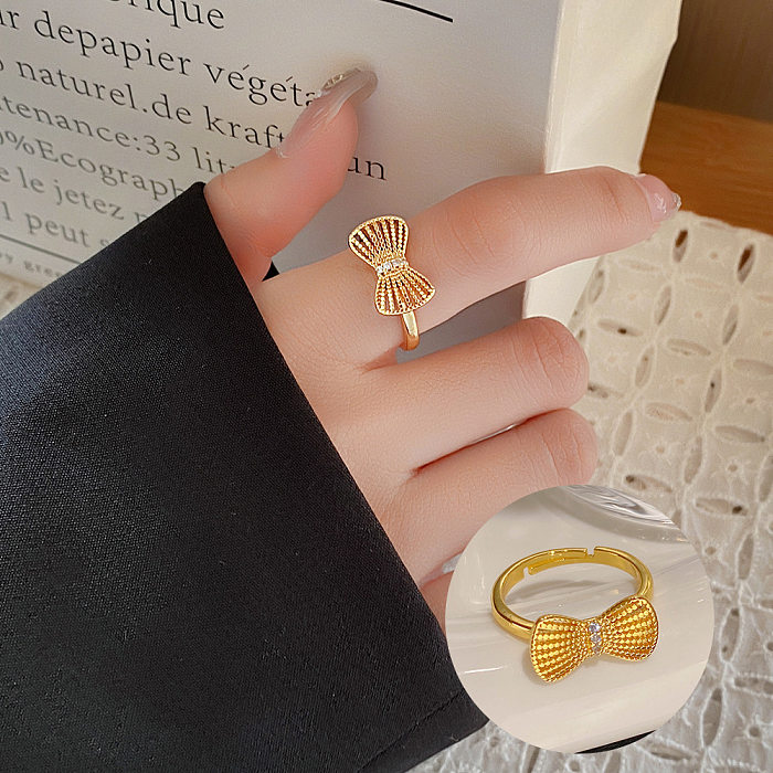 Glamouröser offener Ring aus Zirkon mit geometrischer Verkupferung