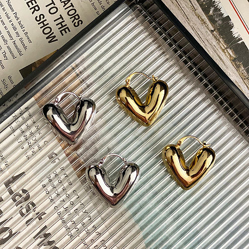 1 par de brincos de cobre revestidos em formato de coração estilo simples