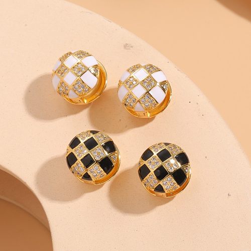 1 par de brincos de orelha banhados a ouro 14K estilo clássico xadrez assimétrico revestido de cobre zircão