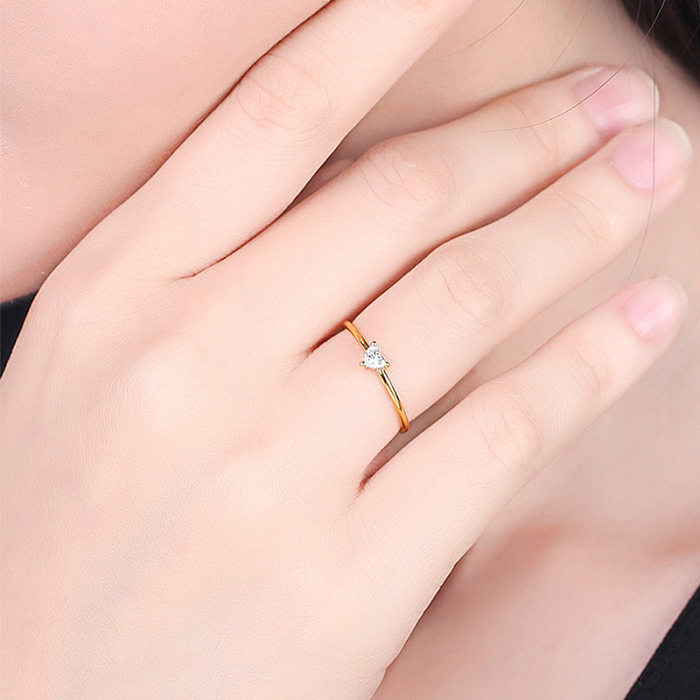 Estilo simples forma de coração chapeamento de cobre embutido pedras preciosas artificiais anéis banhados a ouro 18K