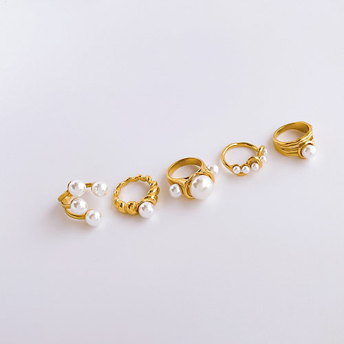 Elegantes anillos geométricos de perlas artificiales con incrustaciones de acero de titanio
